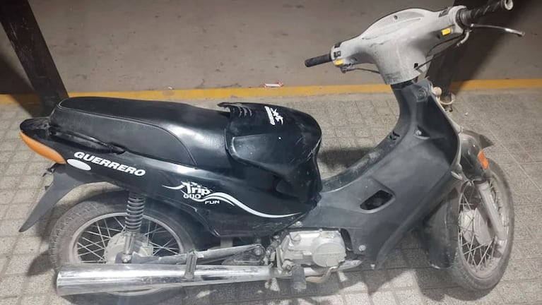 El delincuente se estaba robando la moto que estaba en la vereda frente a un geriátrico. / Foto: El Periódico