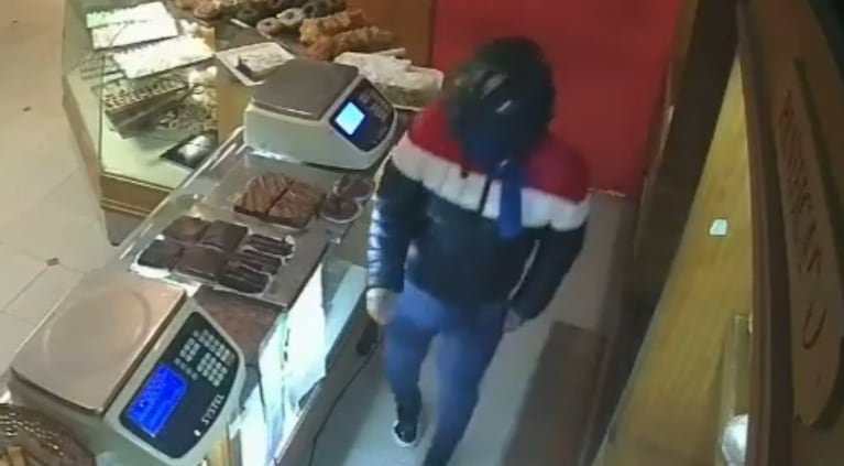 El delincuente se robó unos billetes y unas monedas.