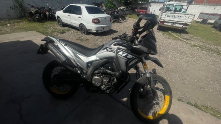 El delincuente subió fotos con la moto robada.
