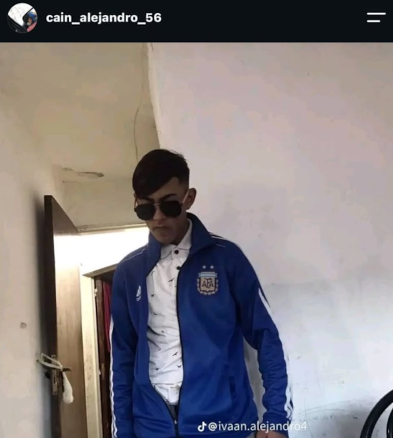 El delincuente subió fotos con la moto robada.