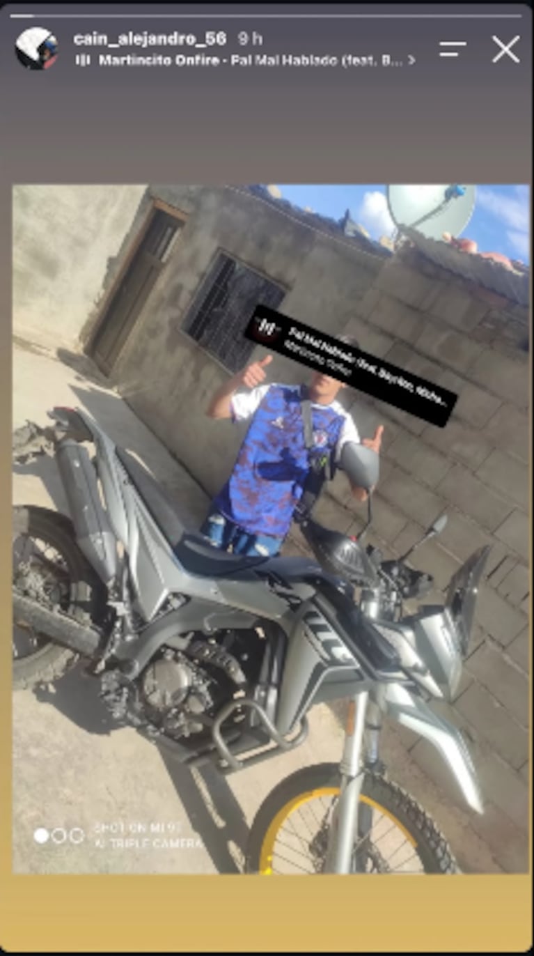 El delincuente subió fotos con la moto robada.