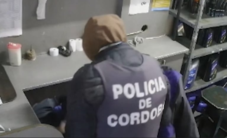 El delincuente tenía puesto un chaleco de la Policía de Córdoba.