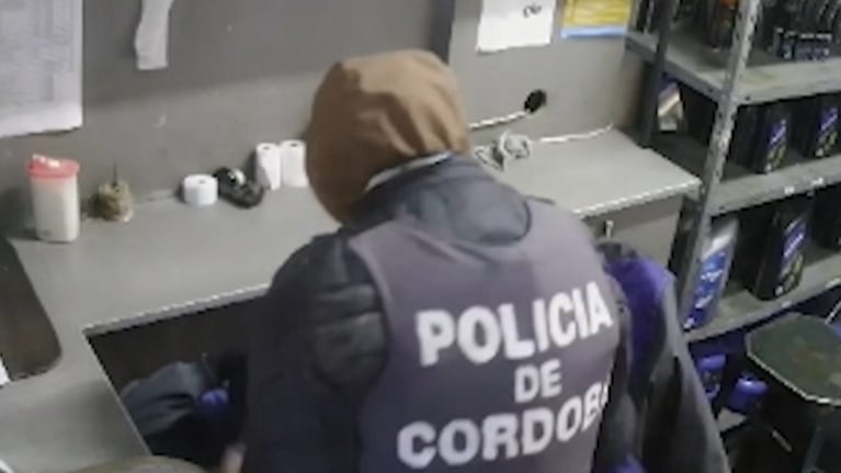 El delincuente tenía puesto un chaleco de la Policía de Córdoba.