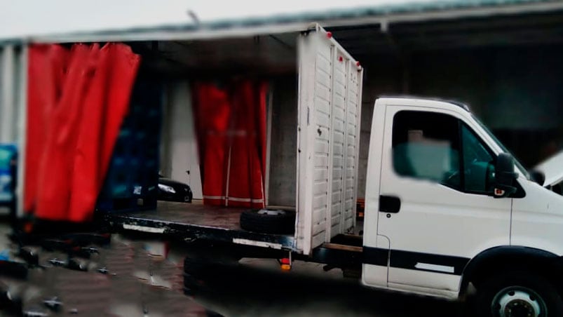 El delincuente utilizaba un camión Iveco con patente trucha. / Foto: Policía de Córdoba