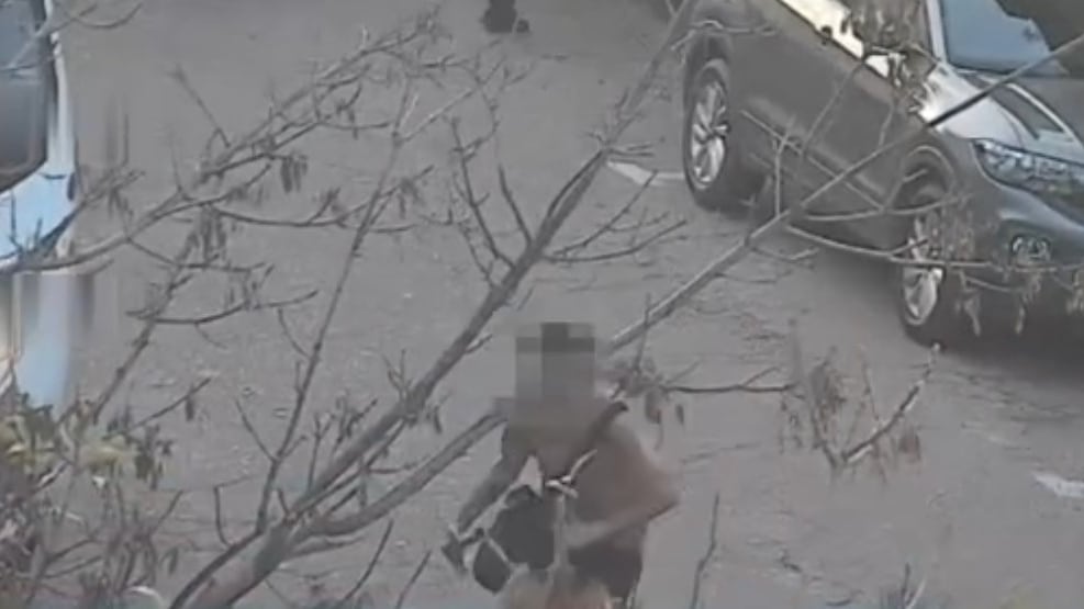 El delincuente vio la moto policial y se fue corriendo como si nada.