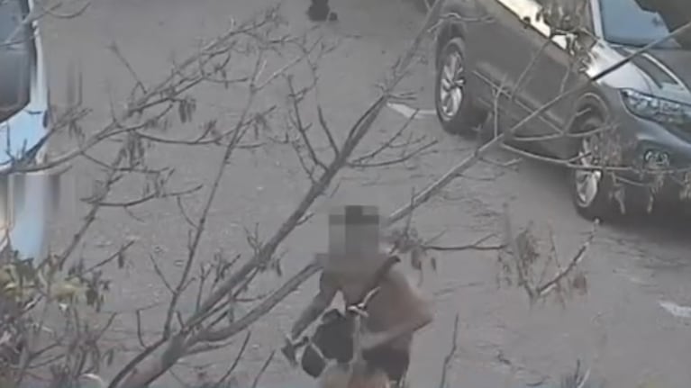 El delincuente vio la moto policial y se fue corriendo como si nada.