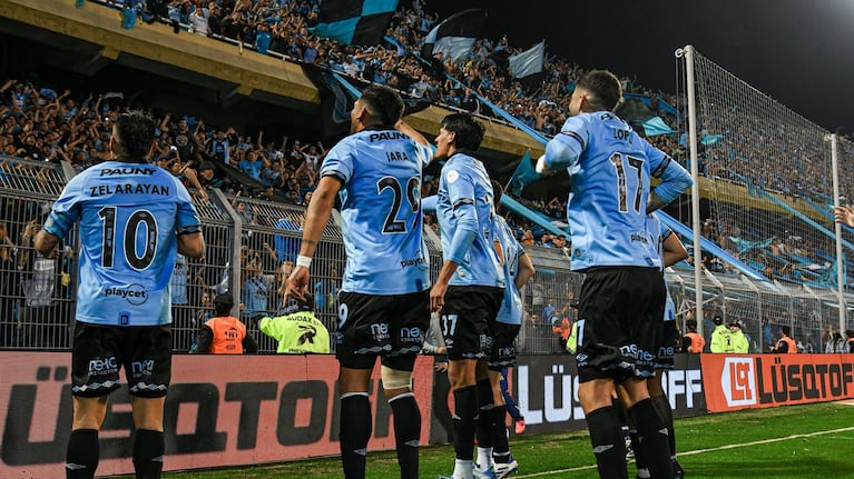El delirio de los jugadores con la gente de Belgrano en Rosario.