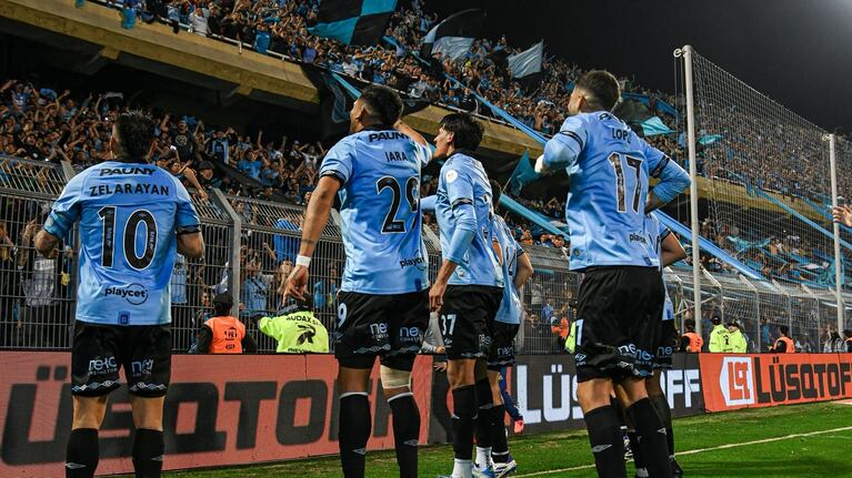 El delirio de los jugadores con la gente de Belgrano en Rosario.