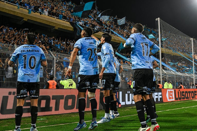 El delirio de los jugadores con la gente de Belgrano en Rosario.