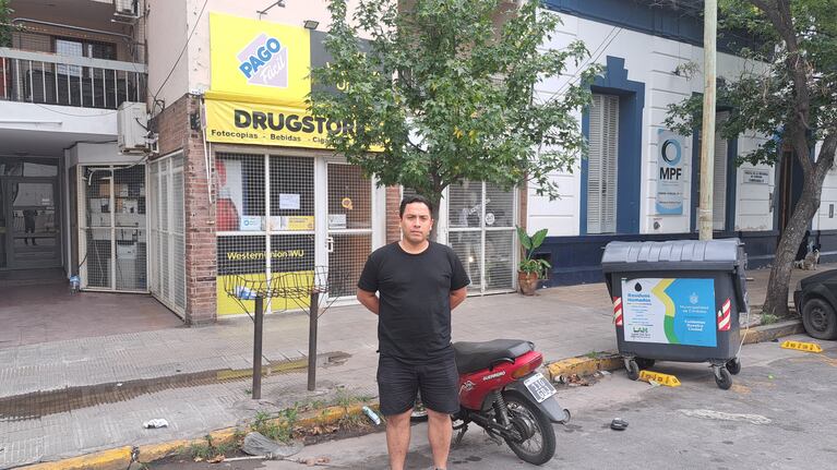El departamento, al lado de la Policía.