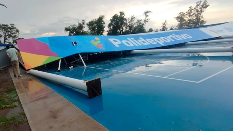 El derrumbe del polideportivo en Miramar de Ansenuza. Foto: Noti Online.