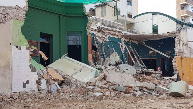 El derrumbe destruyó un comercio. 