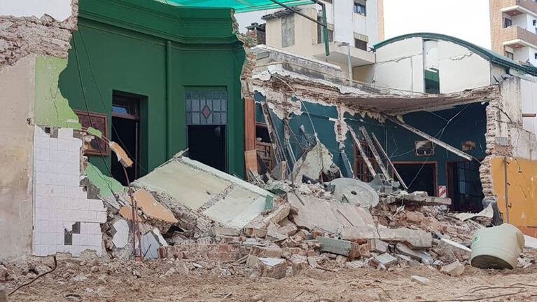 El derrumbe destruyó un comercio.