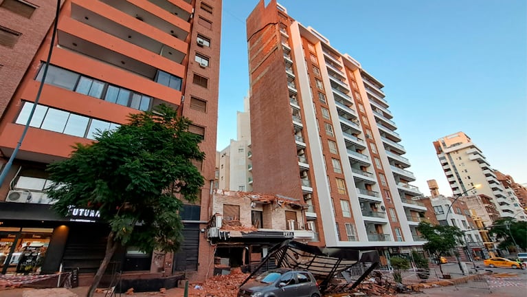 El derrumbe tras la caída de mampostería del edificio en Güemes. Foto: Juan Pablo Lavisse / El Doce.