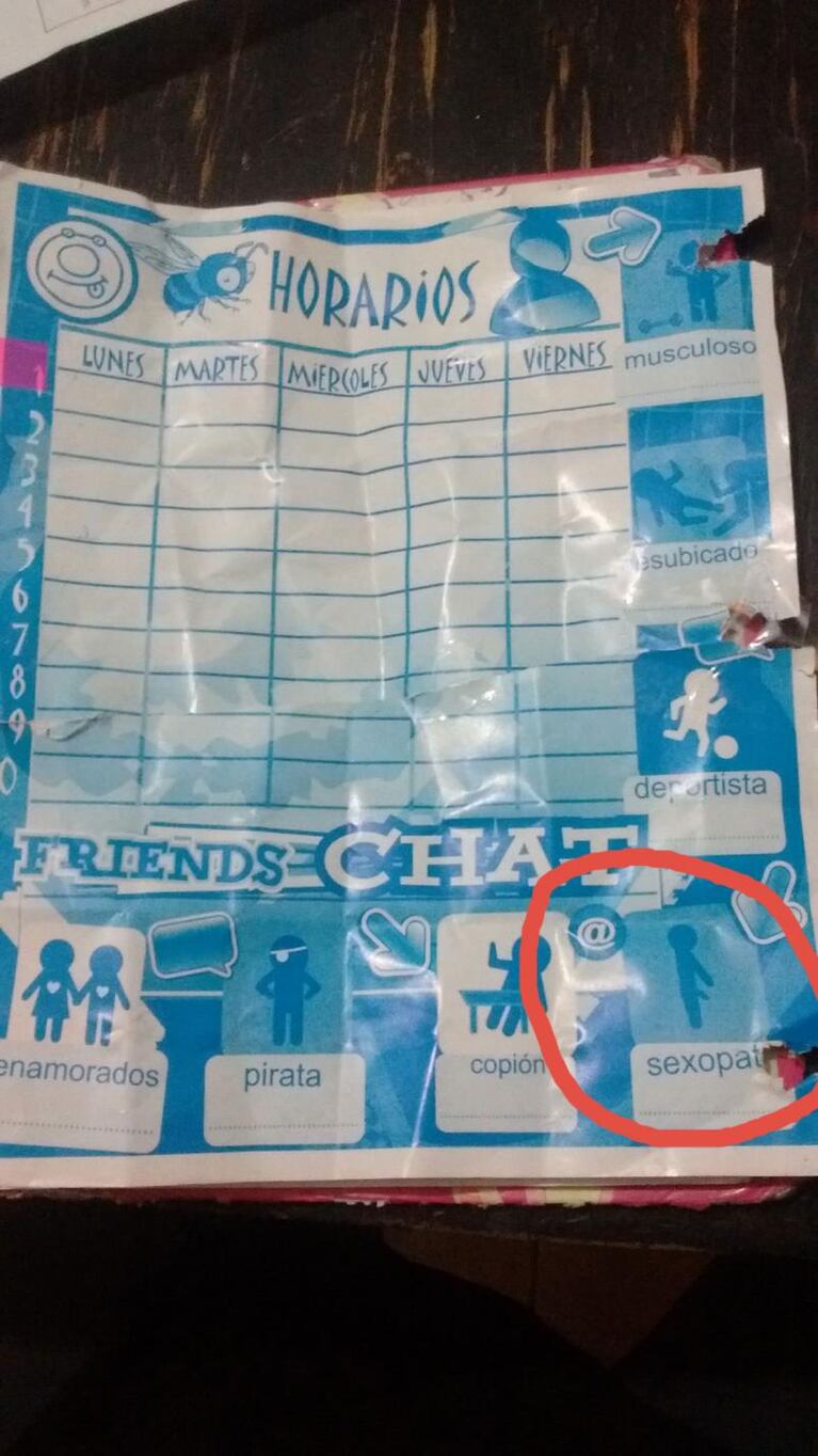 El desagradable dibujo en un separador de carpetas infantiles