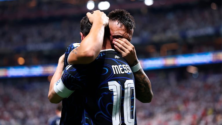El desahogo de Messi junto a Lautaro Martínez. Foto: X / @Argentina.