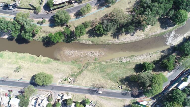 El desborde cloacal llena el río con miles de litros de materia fecal. Foto: Lucio Casalla / ElDoce.tv.