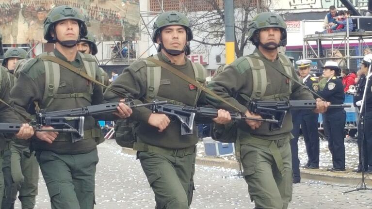El desfile cívico-militar en Córdoba. Fotos: Roxana Martinez y Sebastian Pfaffen.