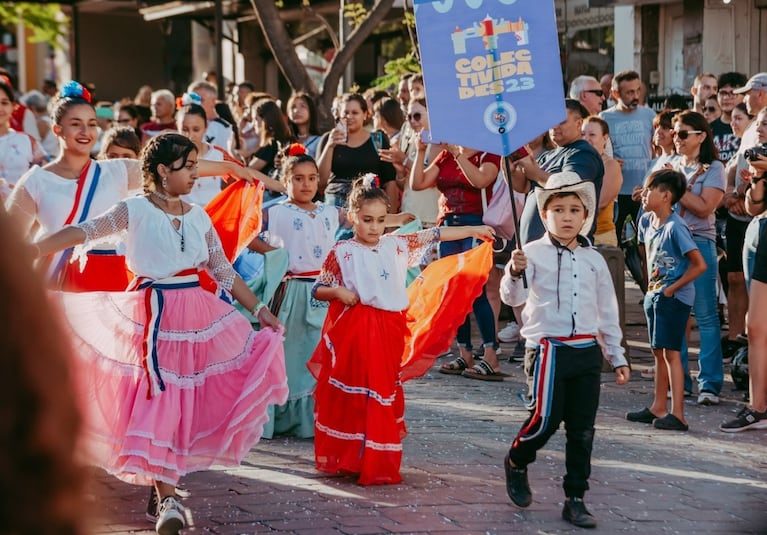 El desfile tradicional inaugura la Fiesta de las Colectividades.