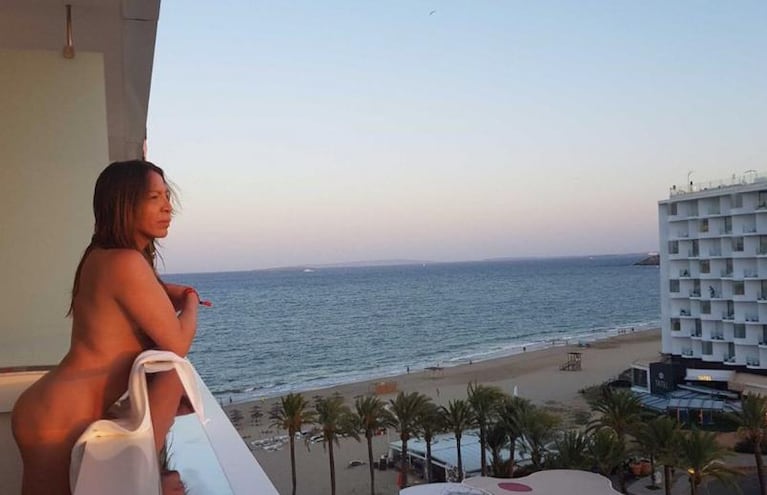El desnudo total de Lizy Tagliani en Ibiza