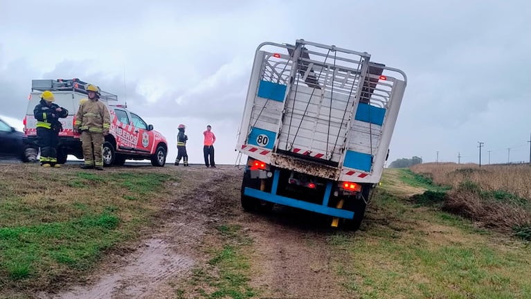 El despiste durante la tormenta en la autovía Córdoba-Río Cuarto. Foto: Bomberos Voluntarios de Berrotarán.