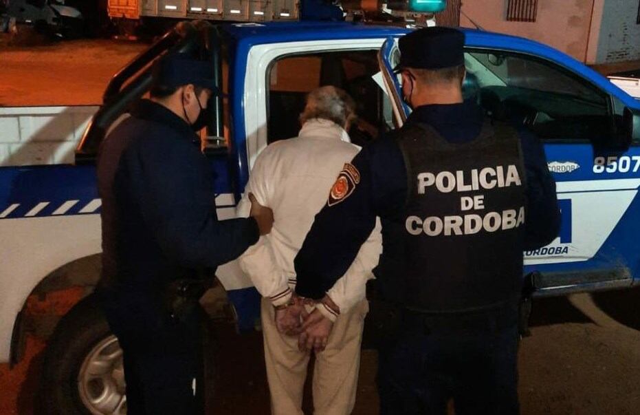 El detenido atacó al hombre a trompadas.