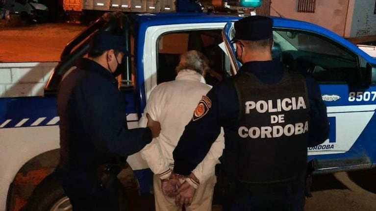 El detenido atacó al hombre a trompadas.