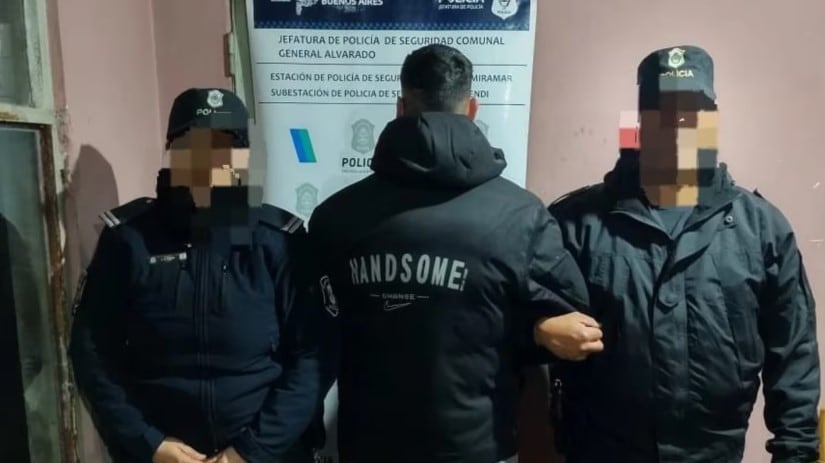 El detenido después de que descubrieran que pagó la moto con billetes falsos.