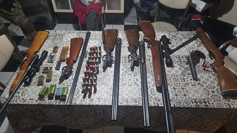 El detenido guardaba muchas armas en su casa.