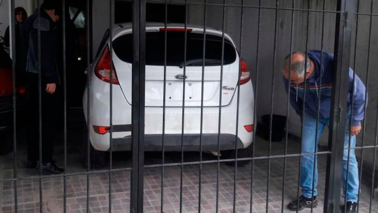 El detenido le sacó la patente al auto después del accidente. Fotos: Policía de Córdoba y Diario El Puntal.