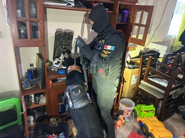 El detenido usaba un kiosco como pantalla.