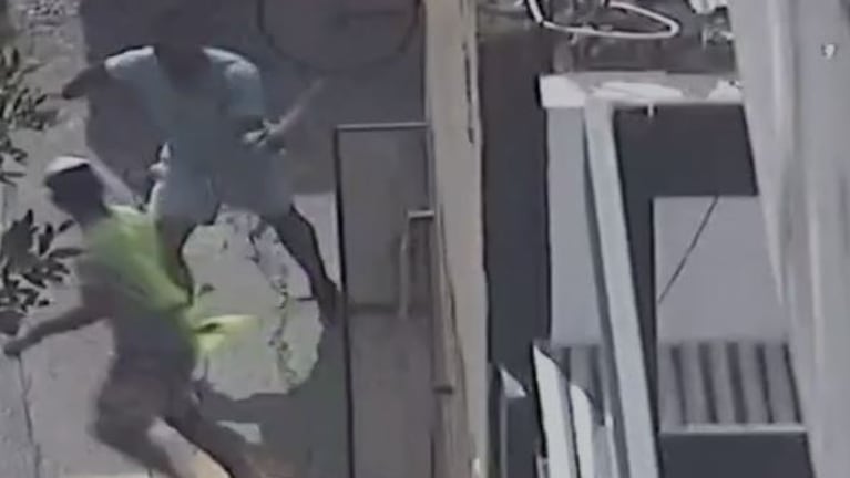 El detenido usó palos para atacar al otro cuidacoches.