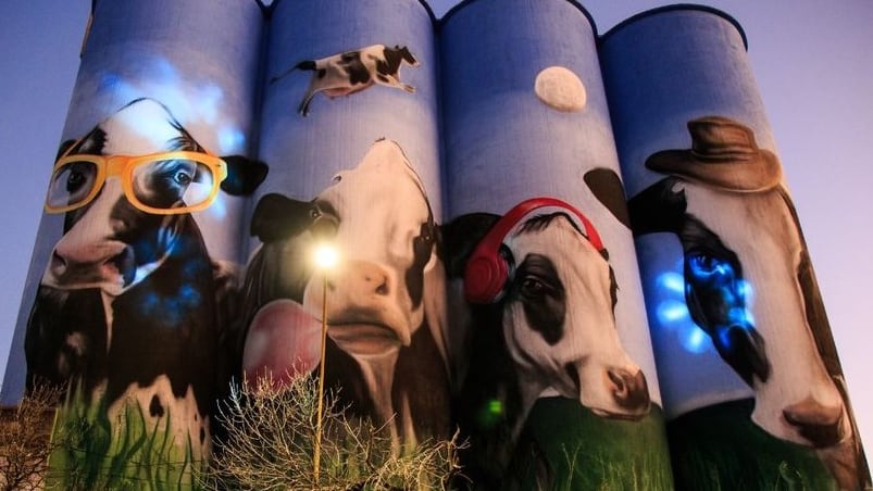 "El día que las vacas volaron": el mural pintado sobre un silo en San Francisco