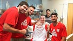 El día que los jugadores de básquet de Instituto lo vistaron en Buenos Aires.