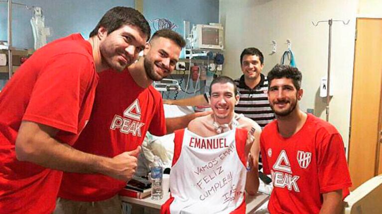 El día que los jugadores de básquet de Instituto lo vistaron en Buenos Aires.