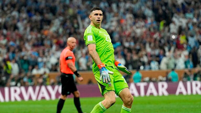 El Dibu bailando después de uno de los penales de la final.