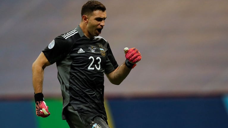 El Dibu desafió a la FIFA por la nueva norma.