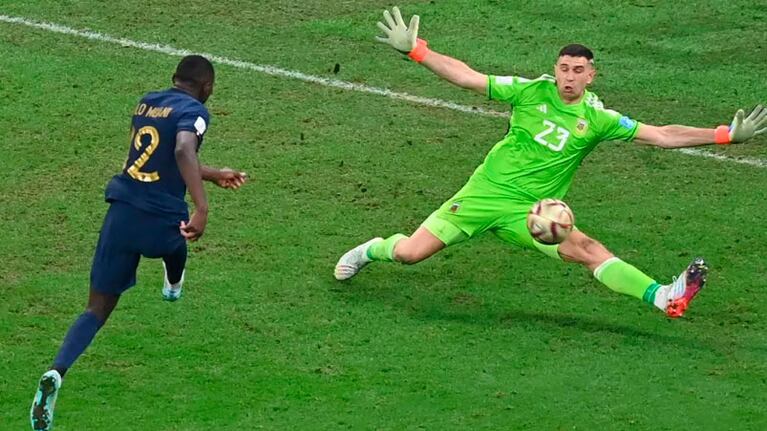 El Dibu evitó que Francia ponga el 4 - 3 en la final.