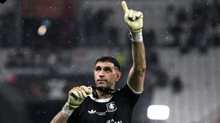 El Dibu Martínez dejó el Aston Villa para irse a un grande de Inglaterra.