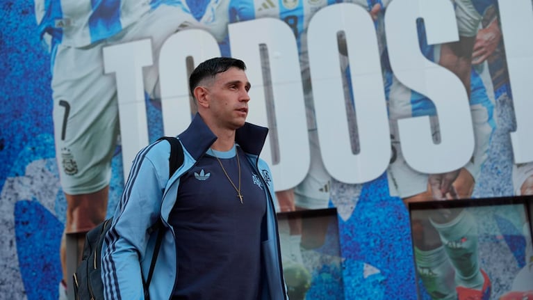 El Dibu Martínez enfrenta al PSG con el Aston Villa por la Champions League.