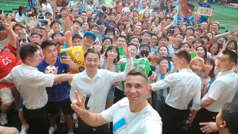 El Dibu Martínez rodeado de fans chinos.