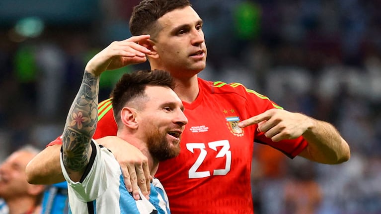 El Dibu Martínez y Messi en el Mundial de Qatar 2022.