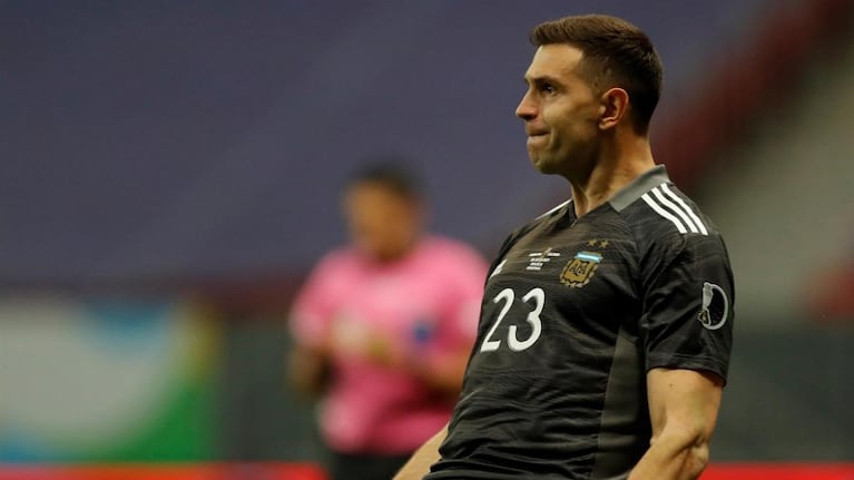 El Dibu y su gesto tras atajarle el penal a Mina.