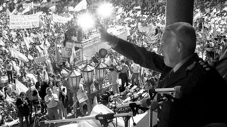 El dictador Leopoldo Fortunato Galtieri durante un acto público del gobierno de facto. (Foto: Museo Casa Histórica)
