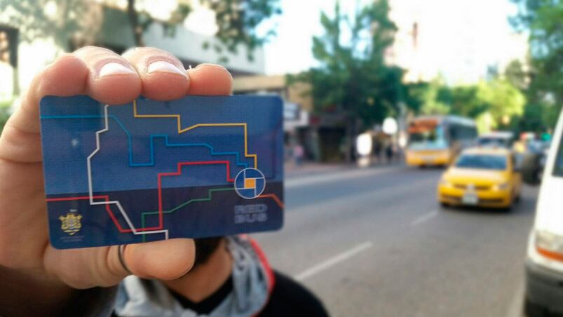 El dinero cargado en la "Red Bus" ya rinde menos viajes. 