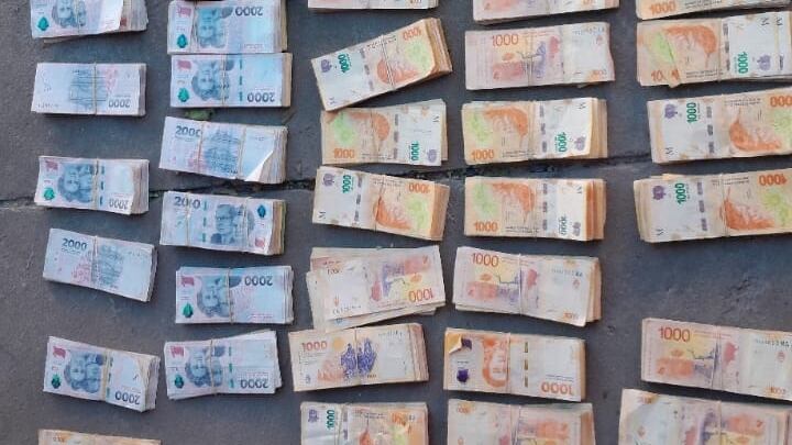 El dinero en efectivo que se llevó el joven de 22 años.