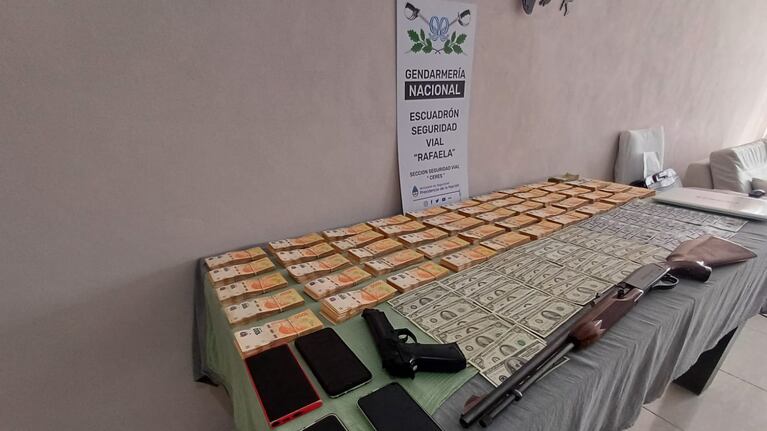 El dinero fue hallado en una residencia de Santa Fe.