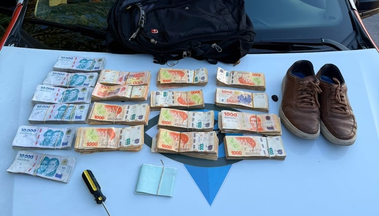 El dinero y cheques secuestrados tras el operativo.