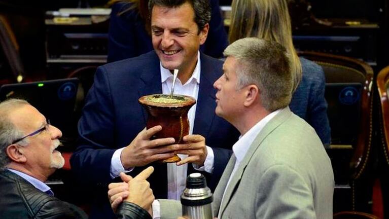 El diputado Sergio Massa probó los mates de su colega misionero, Alex Ziegler.