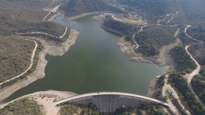 El dique La Quebrada bajó 10 metros. Foto: Lucio Casalla / ElDoce.tv.